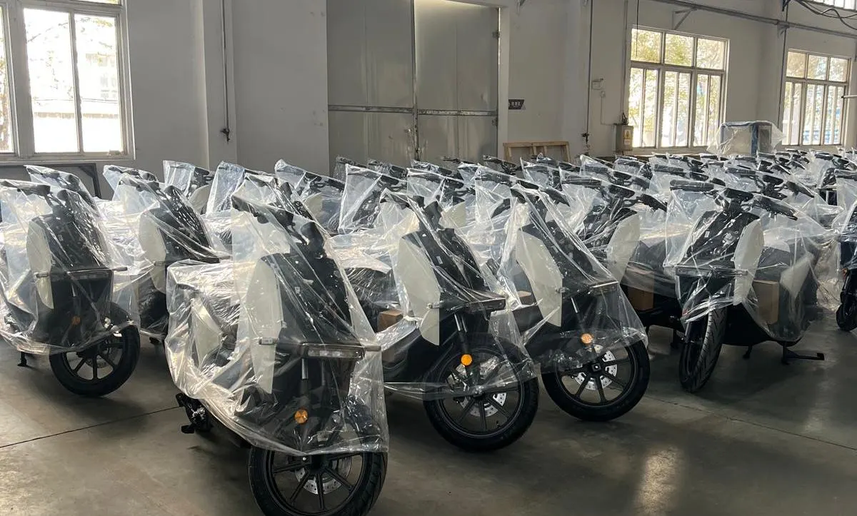 Moderne Fertigungshalle für Elektroroller